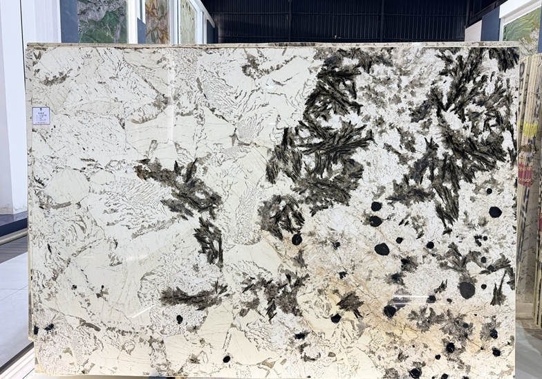 SFKD38 Alpinus Big Crystal with Luxurious Polished Slabs